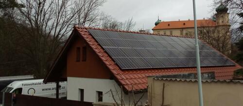 Reference Fotovoltaika s možnosti ukládání vyrobené energie do baterií, instalovaná v Mníšku pod Brdy