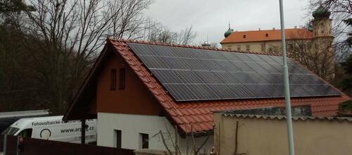 Reference Fotovoltaika s možnosti ukládání vyrobené energie do baterií, instalovaná v Mníšku pod Brdy 