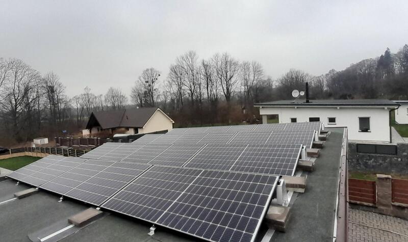 Reference: Fotovoltaika s baterií a nabíjecí stanicí pro elektromobil - Baška