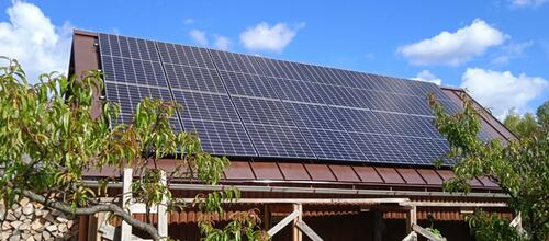 Reference Fotovoltaická elektrárna s dobíjecí stanici pro elektromobil, instalovaná ve Velkých Losinách