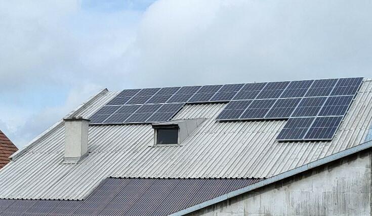 Reference: Fotovoltaická elektrárna s výkonem 9,9 kWp instalovaná na plechovou střechu - Dobruška 