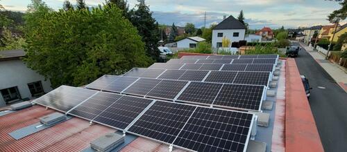Reference Fotovoltaická elektrárna na míru instalovaná na šikmou plechovou střechu - Nelahozeves