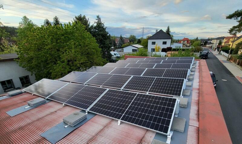 Reference: Fotovoltaická elektrárna na míru instalovaná na šikmou plechovou střechu - Nelahozeves