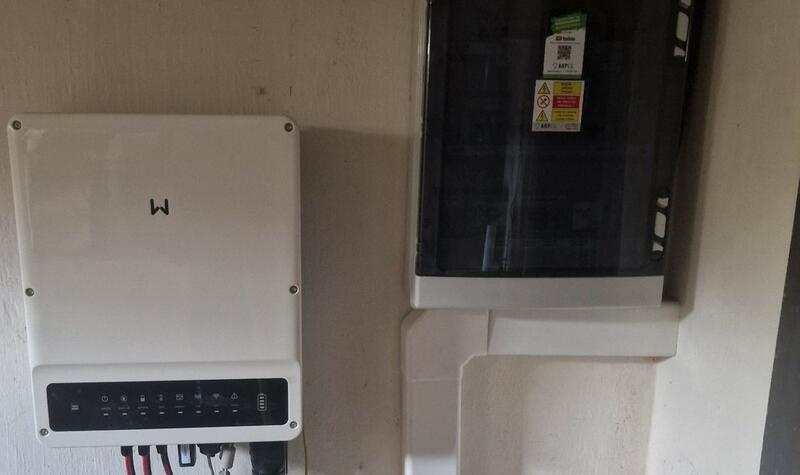 Reference: Fotovoltaická elektrárna na míru instalovaná na šikmou plechovou střechu - Nelahozeves