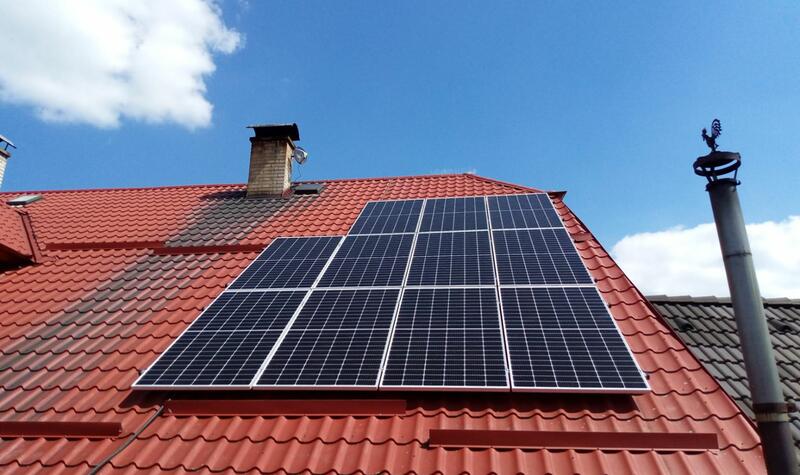 Reference: Fotovoltaická elektrárna instalovaná na polovalbovou střechu - Ratibořské Hory