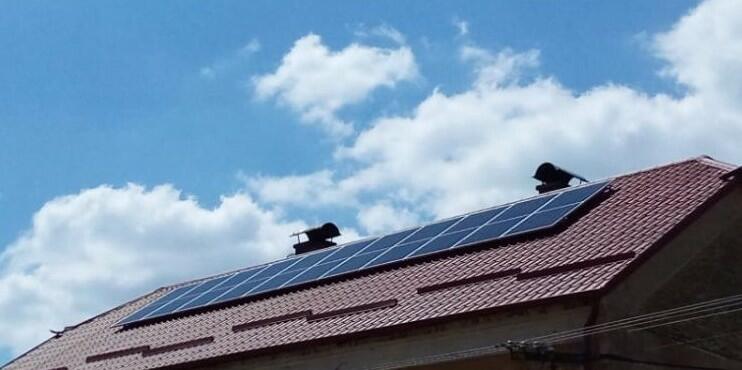 Reference: Fotovoltaická elektrárna instalovaná na polovalbovou střechu - Ratibořské Hory