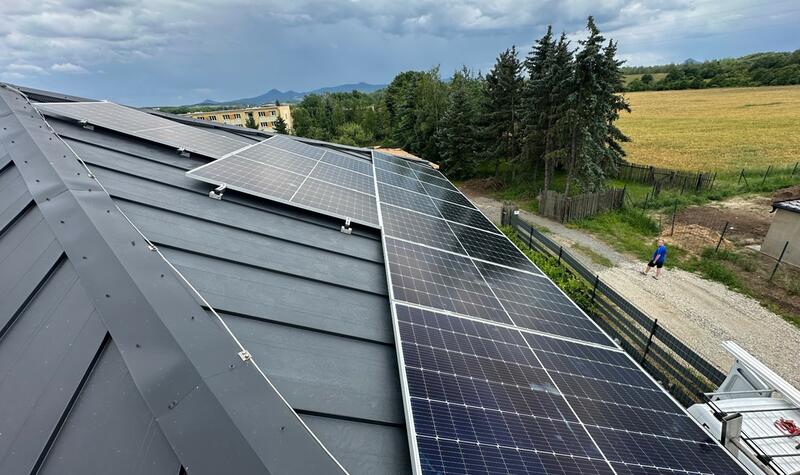 Reference: Fotovoltaická elektrárna o výkonu 9,9 kWp s akumulaci do baterie - Lahošť 