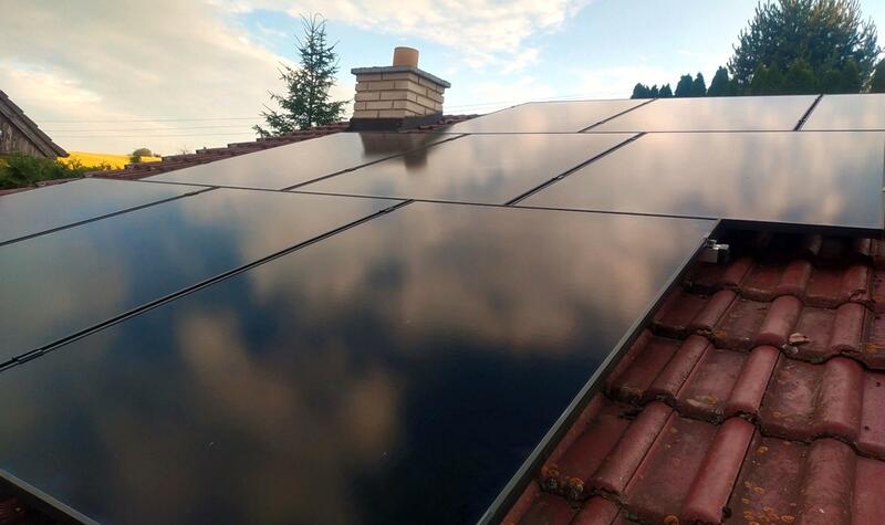 Reference: Solární elektrárna s bateriovým úložištěm a dobíjecí stanici pro elektromobil - Letonice 