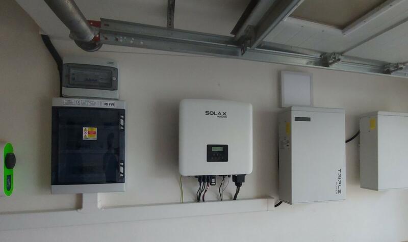 Reference: Solární elektrárna s bateriovým úložištěm a dobíjecí stanici pro elektromobil - Letonice 