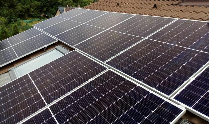 Reference: Fotovoltaická elektrárna na míru instalovaná v Komárově