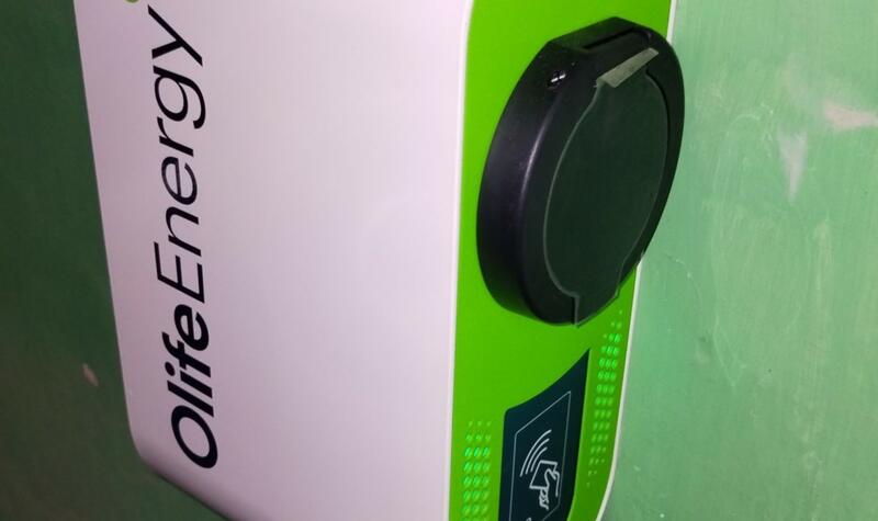 Reference: FVE s uložením vyrobené energie do baterií a nabíjecí stanici pro elektromobil - Popelín
