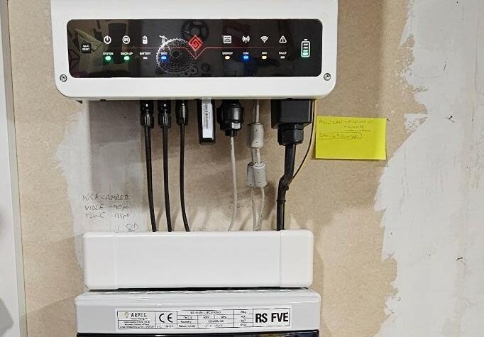 Reference: Solární elektrárna na míru s dobíjecí stanicí pro elektromobil - Přezletice