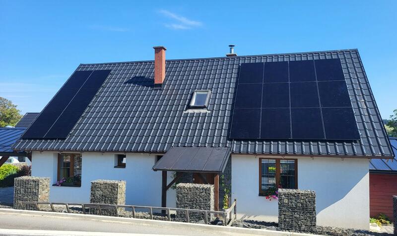 Reference: Fotovoltaika s baterií a nabíjecí stanici pro elektromobil - Smržovka 
