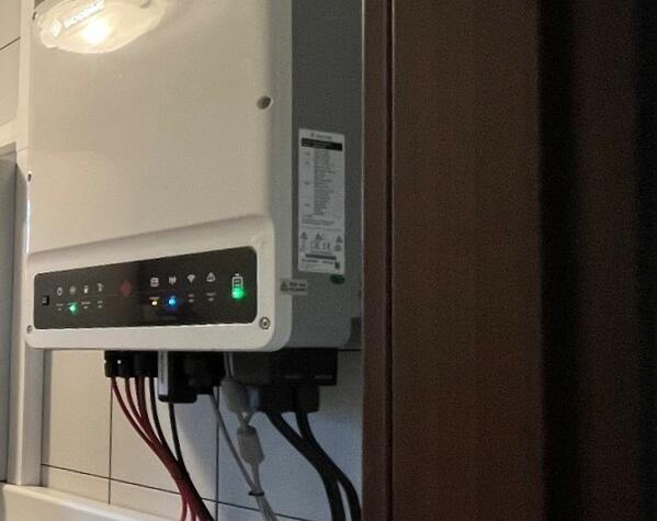 Reference: Fotovoltaika s baterií a nabíjecí stanici pro elektromobil - Smržovka 