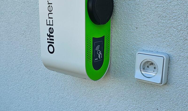 Reference: Fotovoltaická elektrárna s dobíjecí stanicí pro elektromobil - Litoměřice