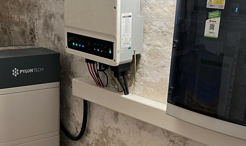 Reference: Solární elektrárna s bateriovým úložištěm a vyřízením dotace NZÚ - Dobrovice