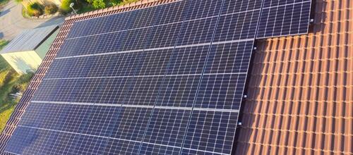 Reference Fotovoltaická elektrárna s baterií a dobíjecí stanicí pro elektromobil -  Kunštát 