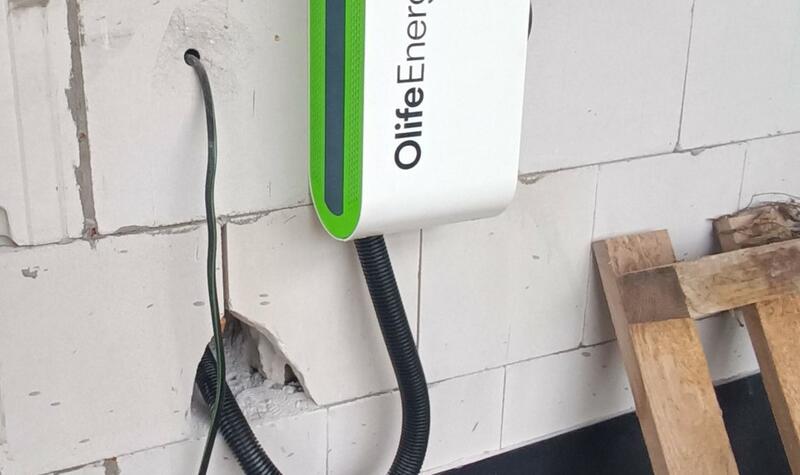 Reference: Fotovoltaická elektrárna s baterií a dobíjecí stanicí pro elektromobil -  Kunštát 