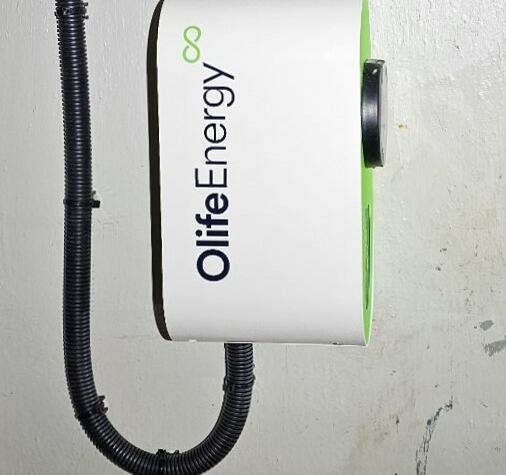 Reference: Fotovoltaika s dobíjecí stanici pro elektromobil - Zliv
