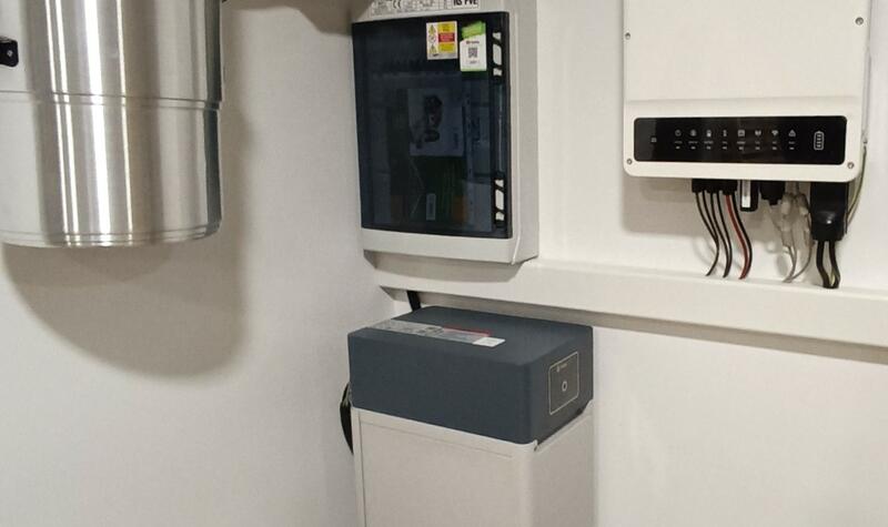 Reference: Solární elektrárna s ukládáním vyrobené energie do baterií - Ostrava 