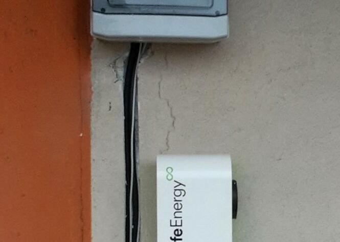 Reference: Fotovoltaika s baterií a dobíjecí stanici pro elektromobil - Zlín