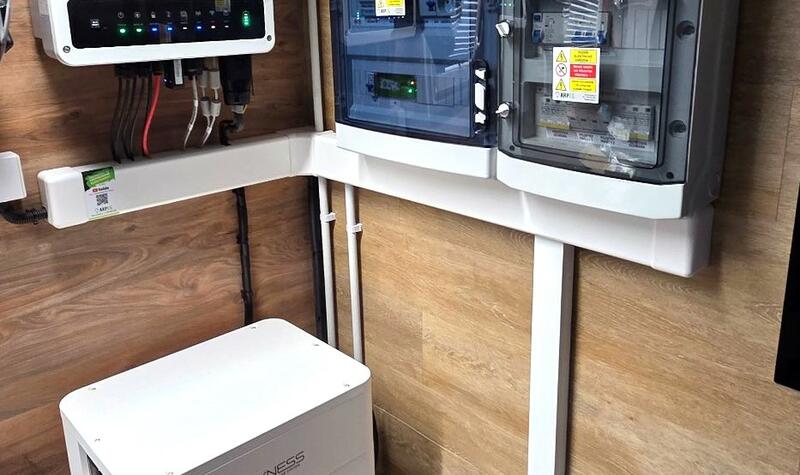 Reference: Fotovoltaika s dobíjecí stanici pro elektromobily a chytrým řízením GreenBox - Herink 