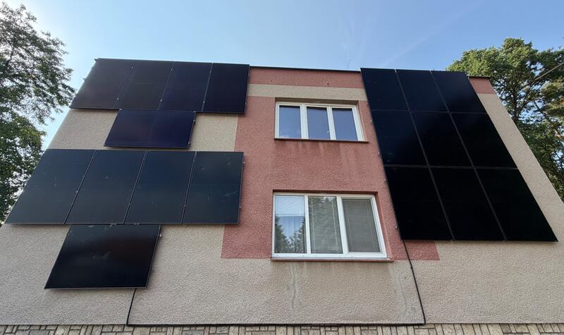 Reference: Fotovoltaická elektrárna s řídicí jednotkou GreenBox na fasádě domu v Pardubicích 