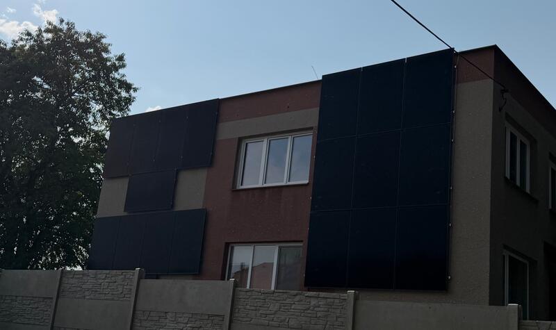 Reference: Fotovoltaická elektrárna s řídicí jednotkou GreenBox na fasádě domu v Pardubicích 