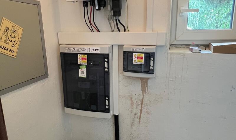 Reference: Fotovoltaická elektrárna s řídicí jednotkou GreenBox na fasádě domu v Pardubicích 