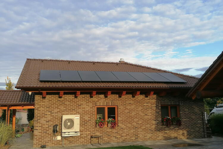 Reference: Fotovoltaická elektrárna s dotací na bateriový systém- Šťáhlavy 