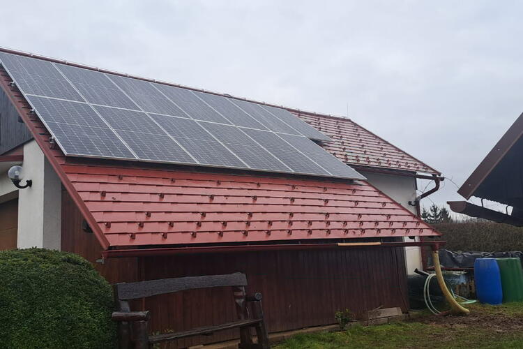 Reference: Fotovoltaická elektrárna s bateriovým úložištěm- Veselá 