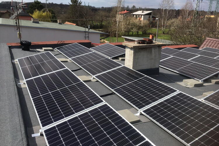 Reference: Fotovoltaická elektrárna instalovaná na rovné střeše- Havířov - Životice 