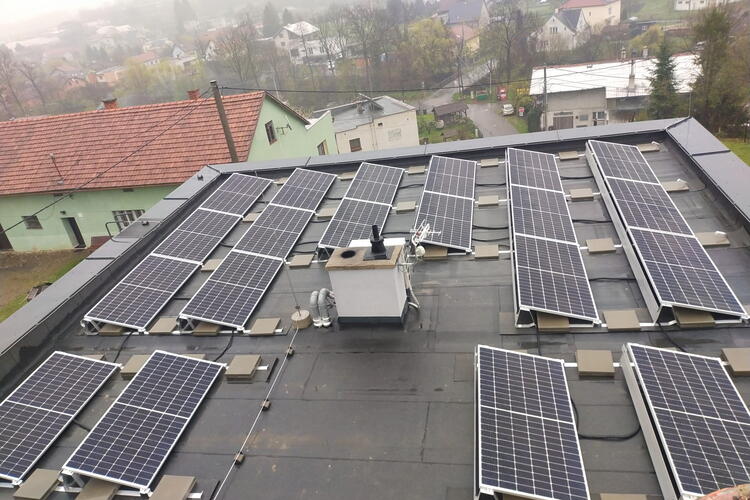 Reference: Fotovoltaická elektrárna na rovné střeše- Fryčovice 
