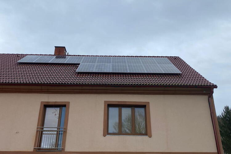 Reference: Instalace fotovoltaické elektrárny s bateriovým úložištěm- Deštnice - Sádek 
