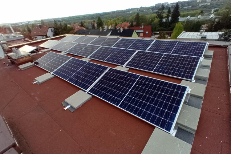 Reference: Fotovoltaická elektrárna montovaná na rovné střeše- Praha- Ruzyně 