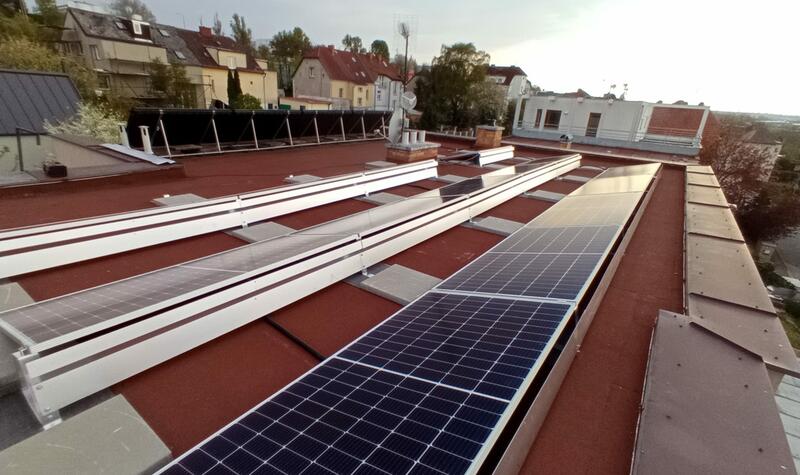 Reference: Fotovoltaická elektrárna montovaná na rovné střeše- Praha- Ruzyně