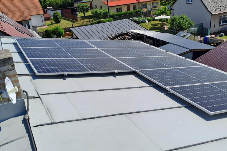 Reference: Realizace fotovoltaiky s bateriovým úložištěm v obci Záchlumí v Plzeňském kraji 