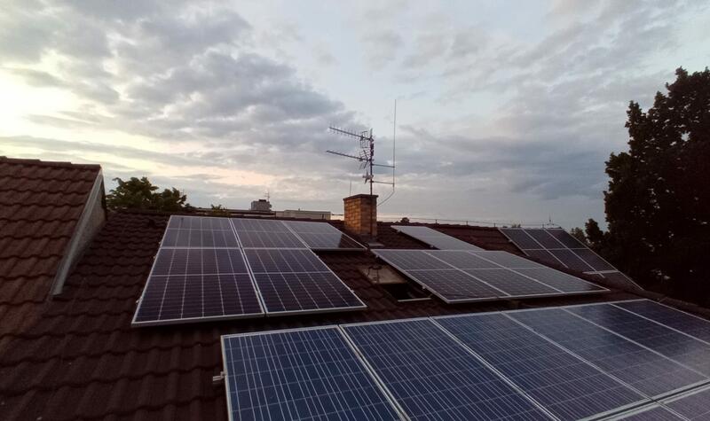 Reference: Solární elektrárna montovaná v Čelákovicích ve Středočeském kraji