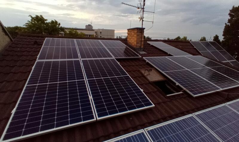 Reference: Solární elektrárna montovaná v Čelákovicích ve Středočeském kraji