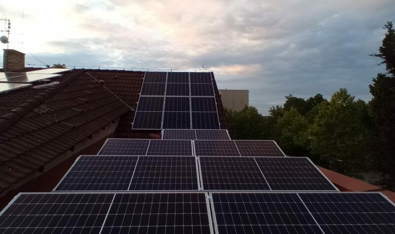 Reference: Solární elektrárna montovaná v Čelákovicích ve Středočeském kraji