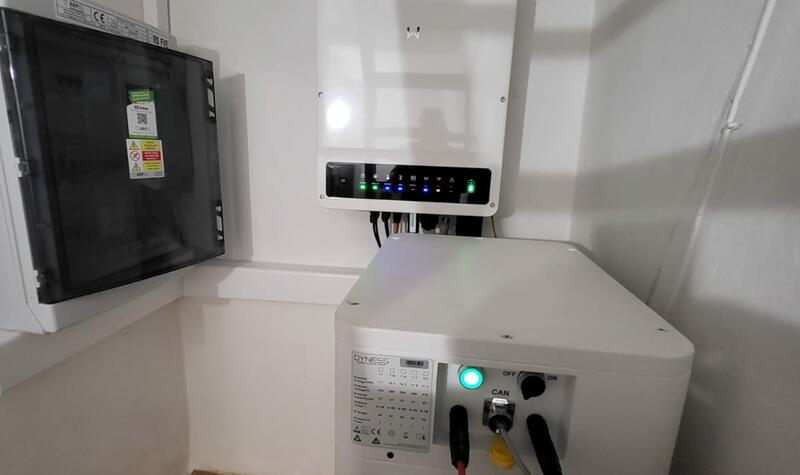 Reference: Solární elektrárna montovaná v Čelákovicích ve Středočeském kraji