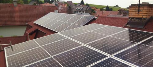 Reference Fotovoltaická elektrárna s bateriovým úložištěm instalována v Broumách ve Středočeském kraji