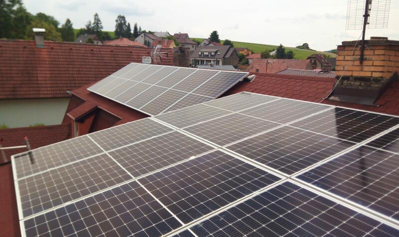 Reference: Fotovoltaická elektrárna s bateriovým úložištěm instalována v Broumách ve Středočeském kraji