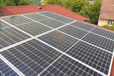 Reference: Fotovoltaická elektrárna s bateriovým úložištěm instalována v Broumách ve Středočeském kraji 
