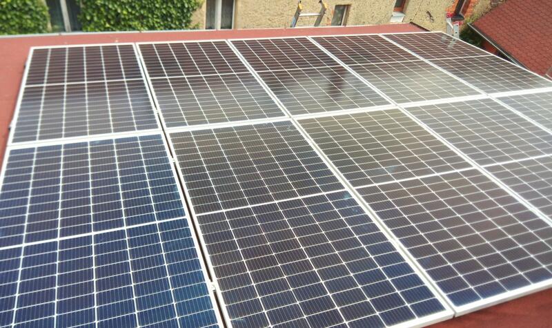 Reference: Fotovoltaická elektrárna s bateriovým úložištěm instalována v Broumách ve Středočeském kraji