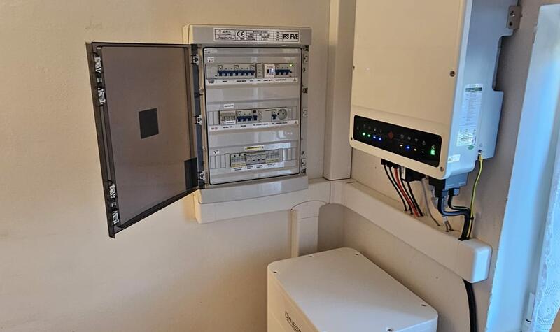 Reference: Fotovoltaická elektrárna s bateriovým úložištěm instalována v Broumách ve Středočeském kraji