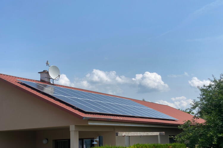Reference: Fotovoltaická elektrárna instalována na sedlovou střechu v Židovicích 