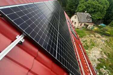 Reference: Fotovoltaická elektrárna na klíč montována na sedlovou střechu - Bílý Kostel 