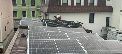 Reference Fotovoltaická elektrárna s realizací na rovné plechové střeše - Zdice 