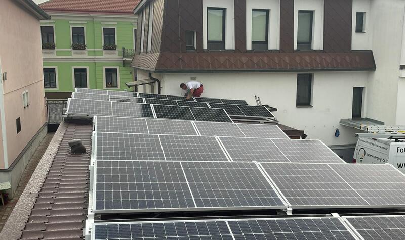 Reference: Fotovoltaická elektrárna s realizací na rovné plechové střeše - Zdice